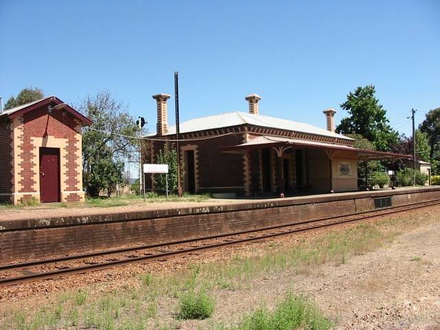Chiltern railway station Building B1 & Lamp Room B2 February 2002
