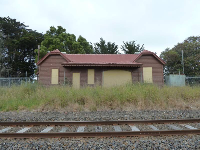 H1584 PIRRON YALLOCK RAILWAY STATION COMPLEX LHA 2015 1.JPG