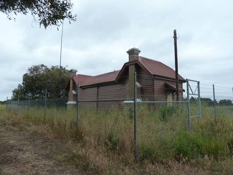 H1584 PIRRON YALLOCK RAILWAY STATION COMPLEX LHA 2015 2.JPG