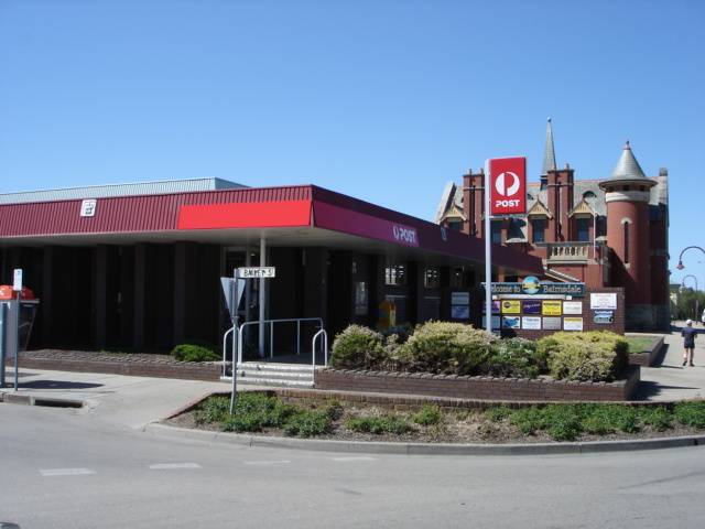Bairnsdale courthouse nicholson street bairnsdale behind modern PO replacing AJ Macdonald-designed post office
