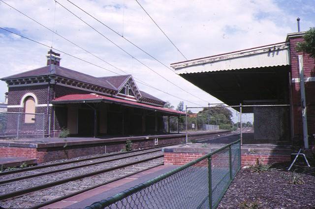 former albert park railway station complex ferrars street albert park platform view feb1989