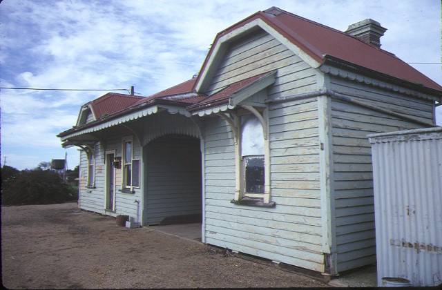 1 pirron yallock railway station complex front view jun1984