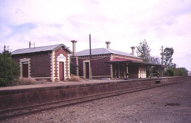1 chiltern railway station & goods shed railway avenue chiltern trackside view apr1995