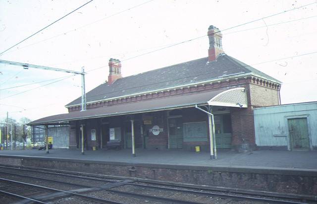 1 clifton hill railway station complex hoddle street clifton hill trackside view jun1984