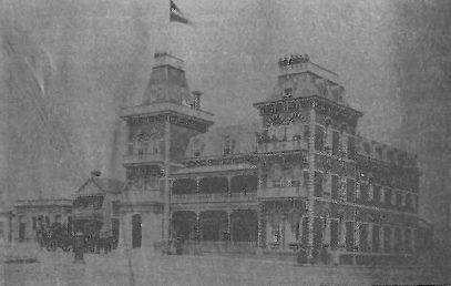 Vue Grand Guest House - The remains of the weatherboard Australasian Hotel being swamped by the part-finished Admans' Hotel in 1881.