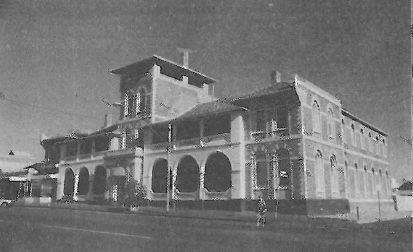 Vue Grand Guest House - The remains of the weatherboard Australasian Hotel being swamped by the part-finished Admans' Hotel in 1881.