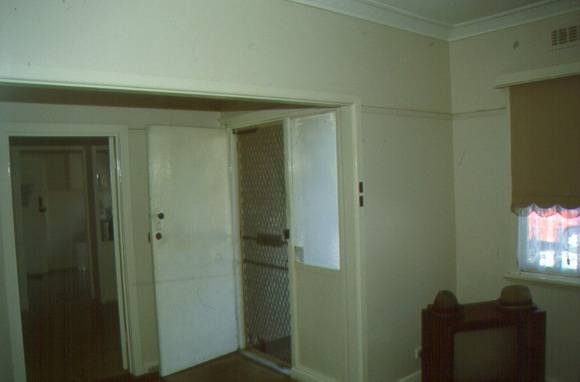 HER2001 001296 rvib st kilda rd myer cottage interior 2001