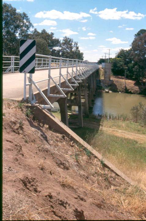 H01986 janevale bridge deck from s jan02