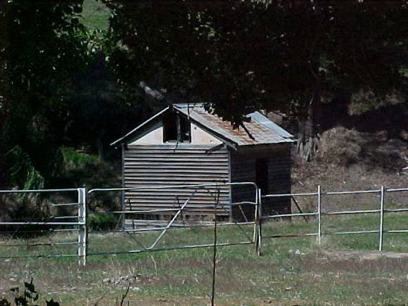 H01832 thologolong homestead workman s hut mar02 pm1