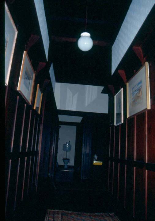 H02004 macgeorge house ivanhoe hallway 02