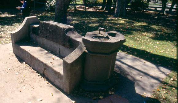 H01999 kyneton technical and high school garden seat drinking fountain