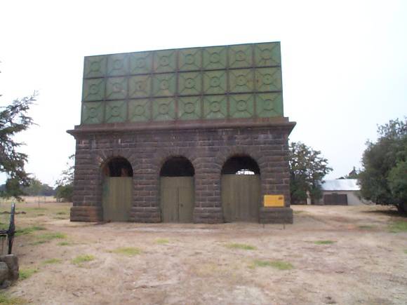 H01416 water tank werribee feb2003