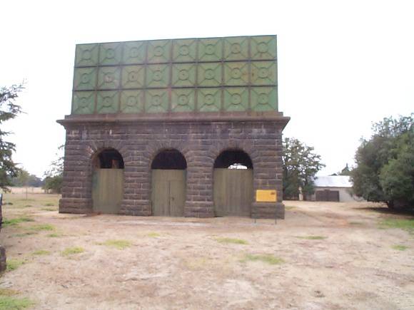 H01416 water tank werribee2 feb2003