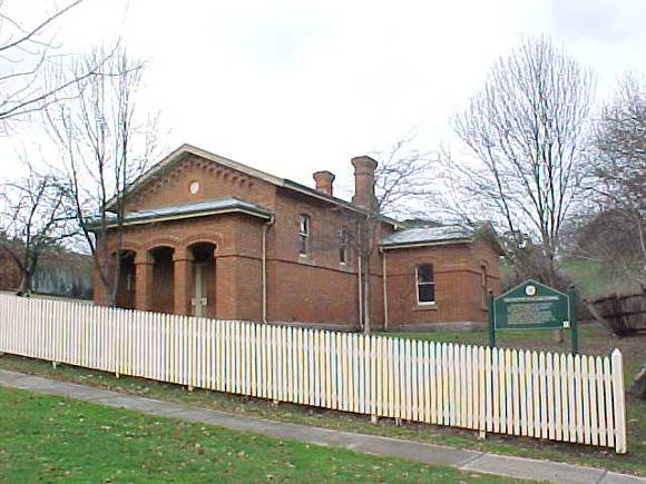 h01490 1 yackandandah court house pm1 jun03