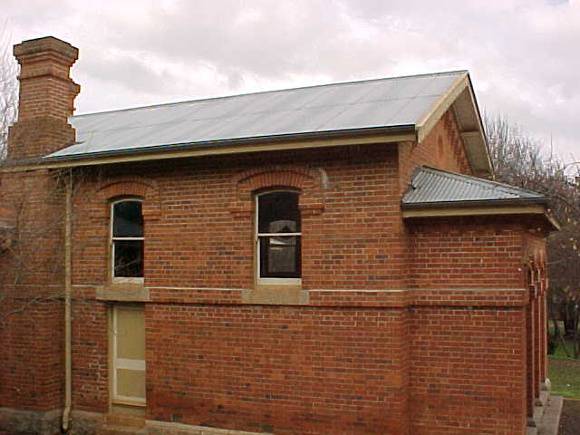 h01490 yackandandah court house 3 pm1 jun03