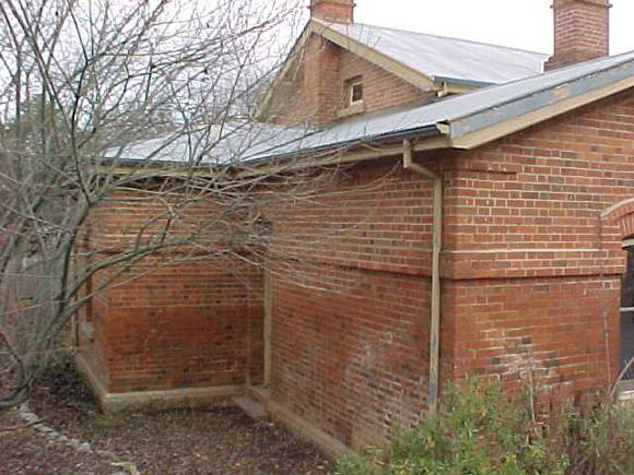 h01490 yackandandah court house 4 pm1 jun03