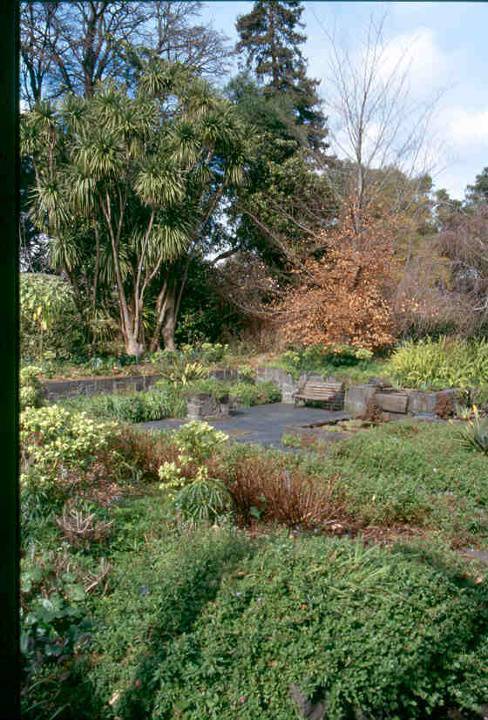 h02052 burnley gardens sept 03