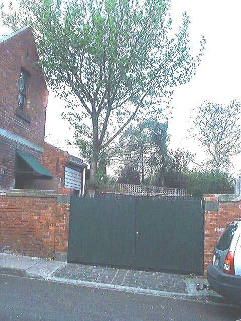 h01204 h1204 166 bellair st kensignton stable gates from south