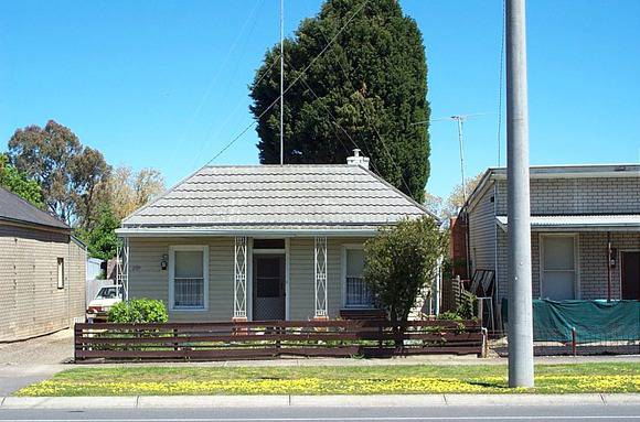 709 Doveton Street North