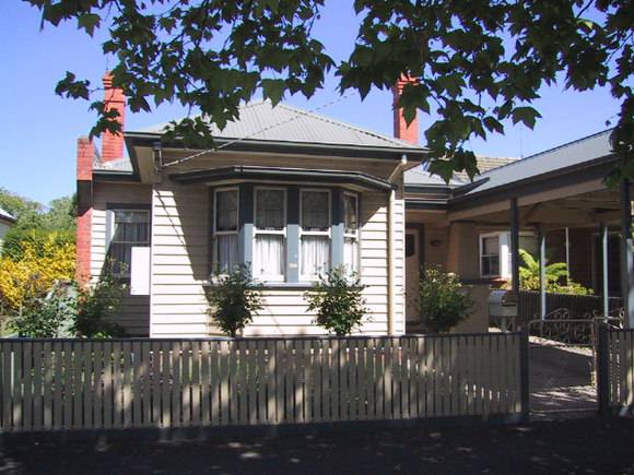 208 Drummond Street South