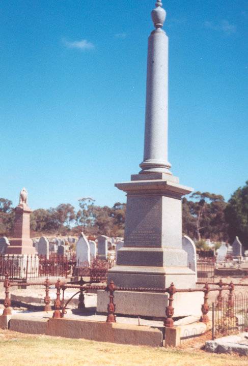 h00798 bendigo cemetery mackay monument