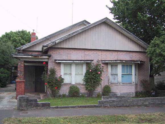 327 Drummond Street South