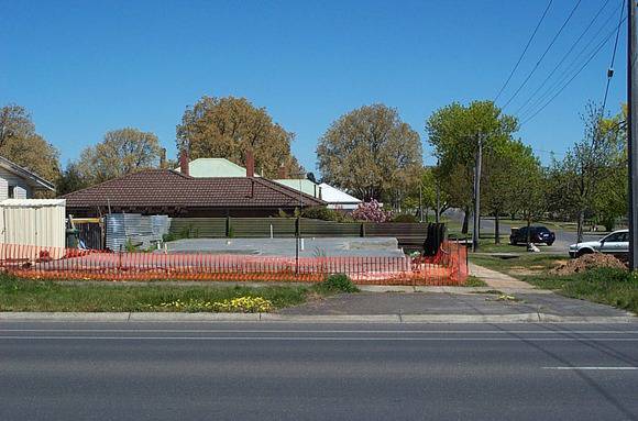 713 Doveton Street North