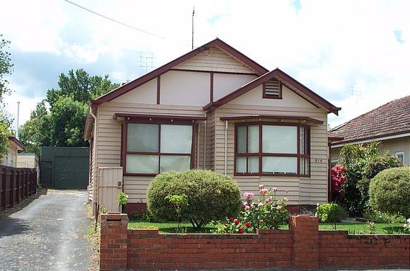 814 Armstrong Street North