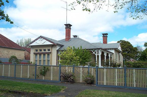 522 Armstrong Street North