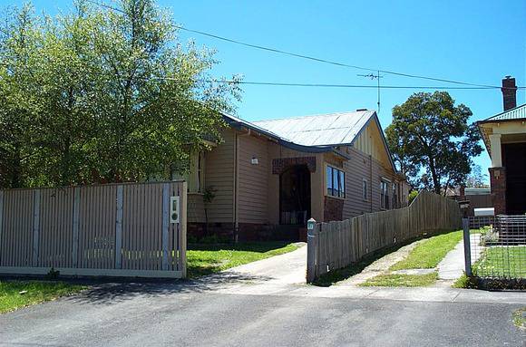 212 Doveton Crescent