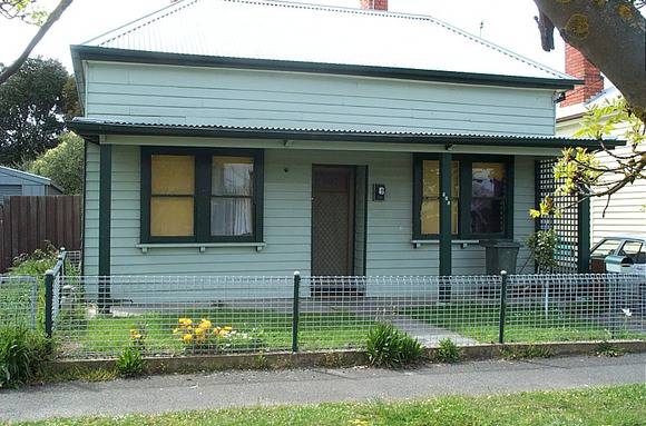 528 Doveton Street North
