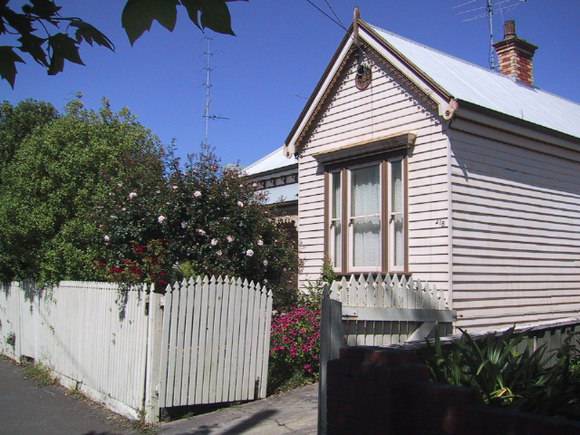 218 Drummond Street South