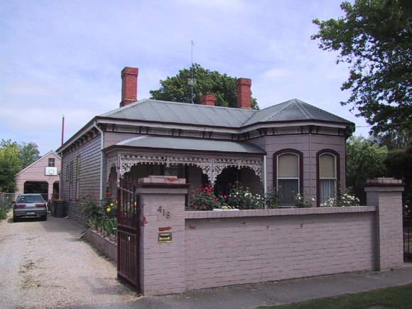 418 Drummond Street South