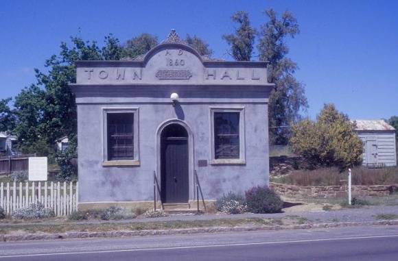h01015 1 chewton town hall pyrenees highway chewton front she project 2003
