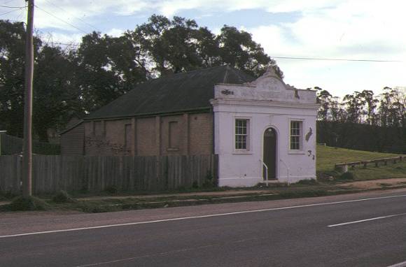 h01015 chewton town hall pyrenees hwy chewton front view sep1988