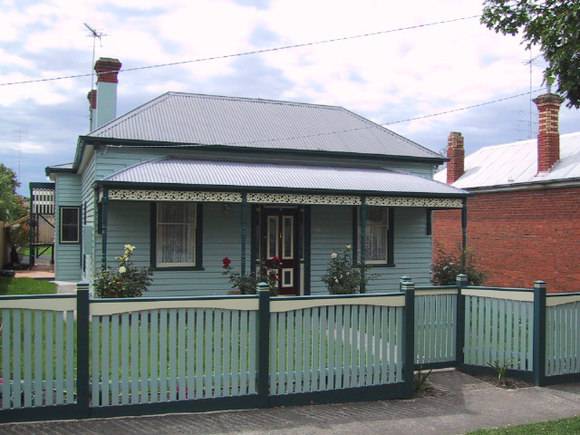 407 Drummond Street South