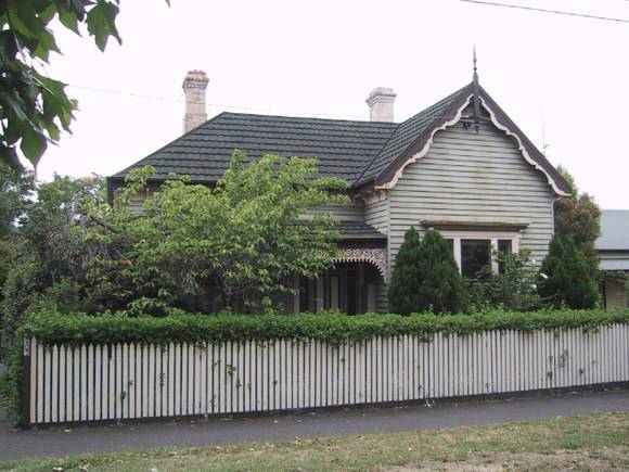 207 Drummond Street South