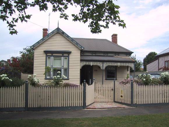 322 Errard Street South