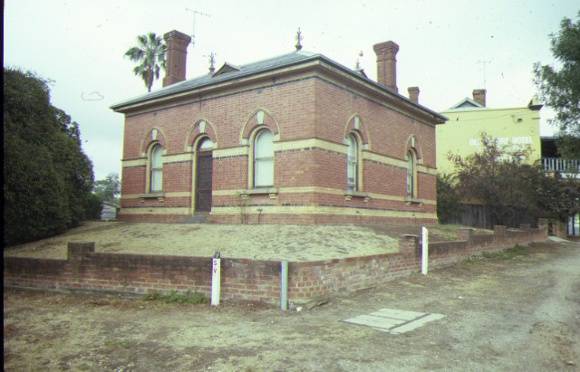1 customs house cnr ford & mills streets wahgunyah front view jun86