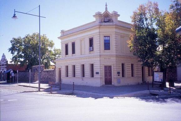 h00349 1 former westpac now bank of melbourne ford street beechworth corner facade she project 2003