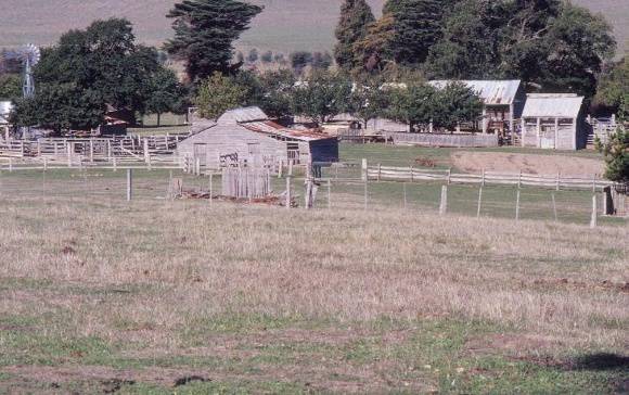 h00384 gulf station melba hwy yarraglen buildings from hill she project 2003