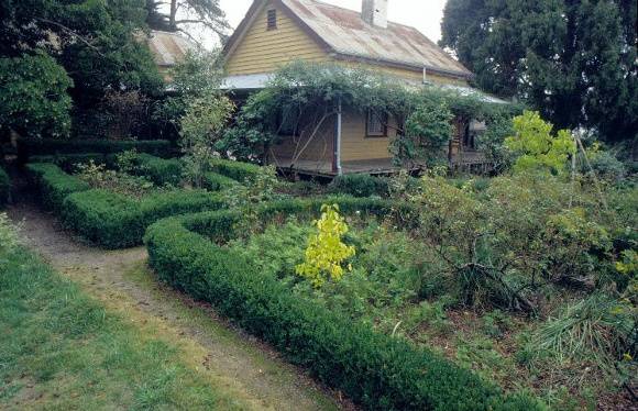 h00384 gulf station melba hwy yarraglen house east side she project 2003