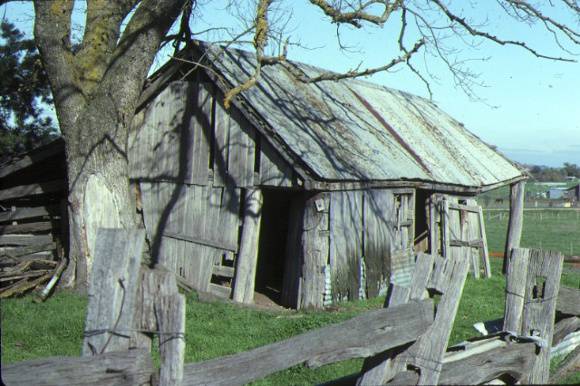 h00384 gulf station yarra glen yea road yarra glen early slab outbuilding jan1983