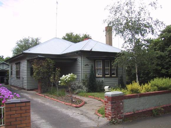 313 Drummond Street South
