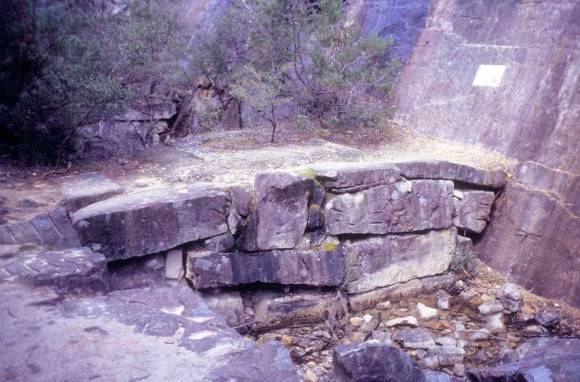 h01556 heatherlie quarry grampians national park halls gapp rock and concrete crane base she project 2004