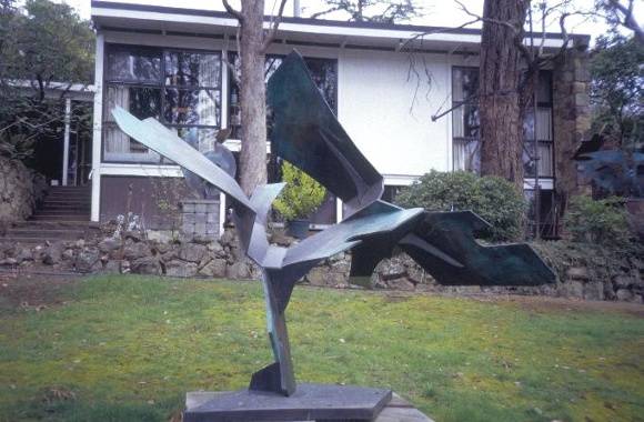 h01313 1 inge and grahame king house drysdale road warrandyte sculpture in garden she project 2003