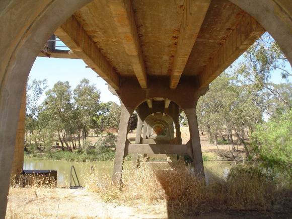 h01986 janevale bridge over loddon river laanecoorie close up underneath she project 2004