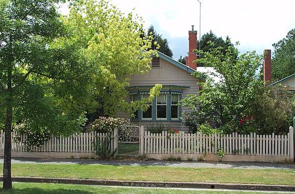 818 Armstrong Street North