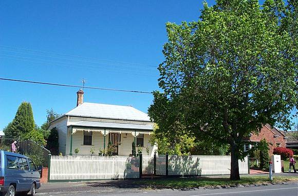 609 Lydiard Street North