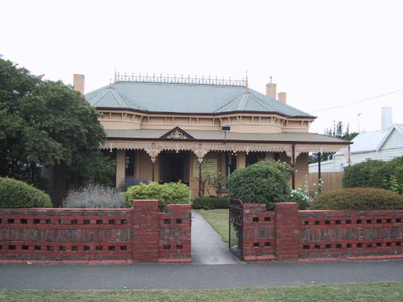 11 Drummond Street South
